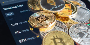 Beitragsbild des Blogbeitrags Skyrocketing Verluste beim Kryptomarkt – Eine Analyse der 300-tägigen Reise