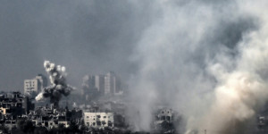 Beitragsbild des Blogbeitrags Israel bombardiert Gaza, während die UN warnt, dass die Ordnung „zusammenzubrechen beginnt“ 