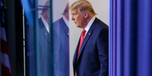 Beitragsbild des Blogbeitrags Gericht wägt ab, ob Trump wegen „Aufstands“ von der Wahl 2024 ferngehalten werden kann