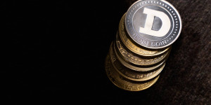 Beitragsbild des Blogbeitrags Analyst zufolge steht Dogecoin vor einem starken Rückgang, nachdem er den wichtigen Widerstand nicht halten konnte