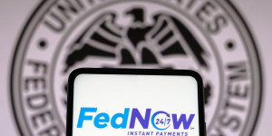 Beitragsbild des Blogbeitrags Bitcoin-Magazin stößt auf Widerstand der Federal Reserve aufgrund satirischer ‘Fednow-Merchandise. 