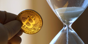 Beitragsbild des Blogbeitrags Barefoot Mining CEO prognostiziert eine 52,5%ige Reduzierung der Bitcoin-Belohnungen nach dem Halbierungsprozess.