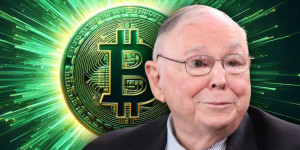 Beitragsbild des Blogbeitrags Berkshire Vize-Präsident Charlie Munger vergleicht Bitcoin mit “Stink Ball” unter traditionellen Währungen. 