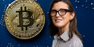 Beitragsbild des Blogbeitrags Cathie Wood bevorzugt Bitcoin eindeutig gegenüber Gold und Bargeld und sieht deflationäre Wirtschaft voraus