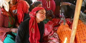 Beitragsbild des Blogbeitrags Tränen eines Kindes, als Nepalesen erdbebentote Einäscherung einäschern 