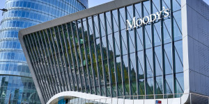 Beitragsbild des Blogbeitrags Moodys stuft US-Kreditwürdigkeit wegen Haushaltsdefiziten und Schuldenbedenken auf “negativ” herab