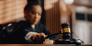 Beitragsbild des Blogbeitrags Onecoin “Compliance” Chef gesteht Schuld bei Drahtbetrug und Geldwäsche-Vorwürfen.
Kürzer: Onecoin “Compliance” Chef bekennt sich schuldig bei Drahtbetrug und Geldwäsche.
