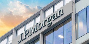 Beitragsbild des Blogbeitrags JPMorgan sagt, dass JPM Coin im nächsten Jahr täglich Transaktionen von 10 Milliarden US-Dollar verarbeiten könnte.