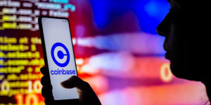 Beitragsbild des Blogbeitrags Bericht: US-Kryptobörse Coinbase wird bestraft, weil sie sich weigert, die Daten russischer Benutzer zu lokalisieren. 