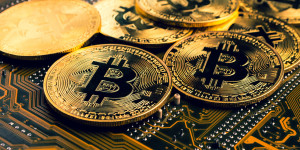 Beitragsbild des Blogbeitrags Bitcoin-Transaktionsgebühren steigen rapide, erreichen den zweithöchsten Stand des Jahres 2023 trotz Problemen mit dem Transaktionsrückstau.
