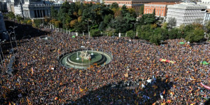 Beitragsbild des Blogbeitrags Tausende protestieren gegen das spanische Amnestiegesetz 