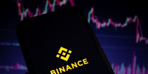 Beitragsbild des Blogbeitrags Der Kryptomarkt reagiert: Changpeng Zhao, CEO von Binance, tritt zurück