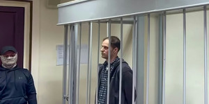 Beitragsbild des Blogbeitrags Russisches Gericht verlängert Haft des US-Journalisten Gershkovich 