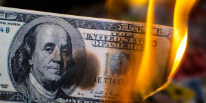 Beitragsbild des Blogbeitrags Wirtschaftsexperte Peter Schiff: US-Dollar vor “historischem Crash” — “Vergesst weichen Landeanflug, es wird zum Absturz kommen”