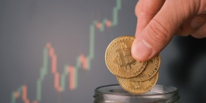 Beitragsbild des Blogbeitrags MicroStrategy erhöht seinen Bitcoin-Bestand mit einem Kauf im Wert von 590 Millionen US-Dollar, was einem Gesamtwert von 174.530 BTC entspricht