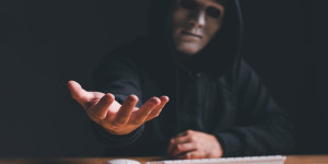 Beitragsbild des Blogbeitrags Hacker fordert volle Kontrolle über Kyber nach $47M Sicherheitslücke, bietet Führungskräften Abfindung und Mitarbeitern Abfindungspakete an.