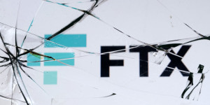 Beitragsbild des Blogbeitrags Gericht genehmigt den Verkauf von 870 Millionen Dollar Grayscale und Bitwise Aktien durch FTX Estate während steigender Anspruchsübertragungen.