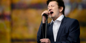 Beitragsbild des Blogbeitrags Shane MacGowan, Folk-Punk-Frontmann der Pogues, ist im Alter von 65 Jahren gestorben