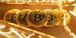 Beitragsbild des Blogbeitrags Prominente diskutieren potenzielle Auswirkungen von ETFs auf den BTC-Preis, Einzelminer zieht glücklichen Blockbelohnung herunter und mehr.
Einfluss von ETFs auf den BTC-Preis und erfolgreicher Blockbelohnungsabbau durch Einzelminer.