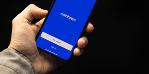 Beitragsbild des Blogbeitrags Coinbase stellt globale, sofortige Geldtransfers über beliebte Messaging- und soziale Plattformen vor