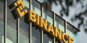 Beitragsbild des Blogbeitrags Der Binance-Gründer wurde wegen laufender Ermittlungen angewiesen, in den USA zu bleiben
