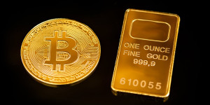 Beitragsbild des Blogbeitrags Bitcoin überstrahlt Gold: Digitales Vermögen steigt um 166% im Jahr 2023 und übertrifft den bescheidenen Anstieg von Gold um 9% 