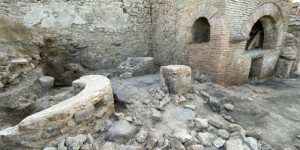 Beitragsbild des Blogbeitrags „Gefängnisbäckerei“ im antiken Pompeji gefunden 