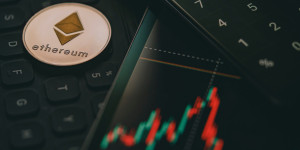 Beitragsbild des Blogbeitrags Ethereum Technische Analyse: ETH zeigt gemischte Signale; Widerstandsfähigkeit trotz bärischer Trends