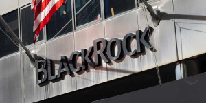 Beitragsbild des Blogbeitrags Blackrock trifft sich 4-mal mit SEC, um über Bitcoin-ETF-Antrag zu diskutieren