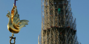 Beitragsbild des Blogbeitrags Goldener Hahn am Turm der Pariser Kathedrale Notre Dame 