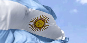 Beitragsbild des Blogbeitrags US-Botschafter in Argentinien lobt die „Genialität“ des Bitcoin-Miners für Flüssiggas-Stromerzeugungspläne.