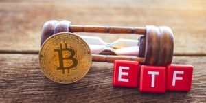 Beitragsbild des Blogbeitrags Countdown zur Bitcoin-ETF-Entscheidung 2024: Händler wenden Absicherungstaktiken an, enthüllt Bloomberg 