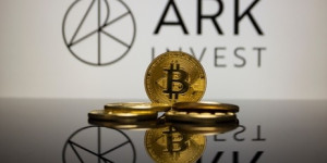 Beitragsbild des Blogbeitrags Cathie Woods ARK ETF überarbeitet Bitcoin-Portfolio: ProShares rein, Grayscale raus – was ist die Strategie? 