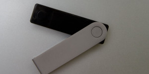 Beitragsbild des Blogbeitrags Entwickler warnen: Ledger Live-Software könnte Benutzer-IDs, Apps und Kontostände verfolgen.