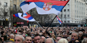 Beitragsbild des Blogbeitrags Tausende Serben protestieren gegen angeblichen Wahlbetrug