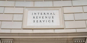 Beitragsbild des Blogbeitrags Neues Krypto-Steuergesetz tritt in den USA in Kraft: Transaktionen von 10.000$ oder mehr müssen innerhalb von 15 Tagen an das IRS gemeldet werden. 
