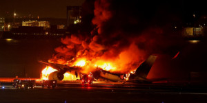 Beitragsbild des Blogbeitrags Feuer zerstört Airbus-Jet nach Kollision in Tokio 