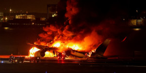 Beitragsbild des Blogbeitrags Feuer zerstört Airbus-Jet nach Kollision in Tokio