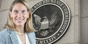 Beitragsbild des Blogbeitrags SEC-Kommissar Crenshaw widerspricht der Genehmigung eines Spot-Bitcoin-ETF 