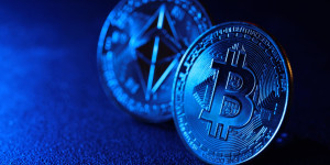 Beitragsbild des Blogbeitrags Binance und Coinbase halten 11% des Nettowerts der Kryptoökonomie, führend bei BTC- und ETH-Reserven.