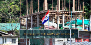 Beitragsbild des Blogbeitrags Eine Rebellengruppe aus Myanmar beansprucht die Kontrolle über eine Stadt an der Grenze zu Indien und Bangladesch 