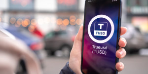 Beitragsbild des Blogbeitrags TUSD verliert Stabilität – Wert schwankt unter $1 Peg trotz Binances dominanter Position