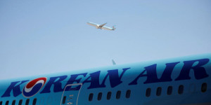 Beitragsbild des Blogbeitrags Flugzeuge von Korean Air und Cathay Pacific schneiden Flügel am japanischen Flughafen 