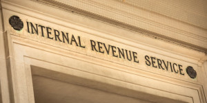 Beitragsbild des Blogbeitrags Das IRS verzögert die Durchsetzung von Regeln für die Berichterstattung über digitale Assets und wartet auf Vorschriften. 