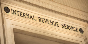 Beitragsbild des Blogbeitrags Das IRS verzögert die Durchsetzung von Regeln für die Berichterstattung über digitale Assets und wartet auf Vorschriften.