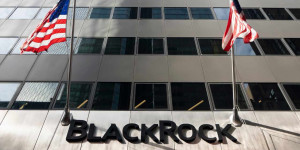 Beitragsbild des Blogbeitrags Blackrock beantragt SEC-Zulassung für den Handel mit Optionen auf den Spot Bitcoin ETF – Ishares Bitcoin Trust hält jetzt 28.622 BTC. 
Kürzer: Blackrock beantragt SEC-Zulassung für Bitcoin-Optionen – Ishares Bitcoin Trust hält 28.622 BTC. 