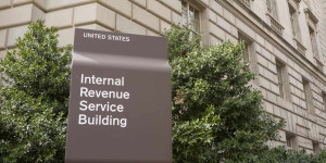 Beitragsbild des Blogbeitrags IRS überarbeitet Frage zu digitalen Vermögenswerten auf Steuerformularen 