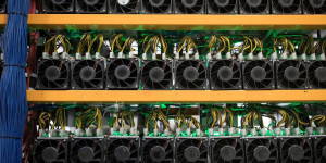 Beitragsbild des Blogbeitrags Bitfarms erweitert Mining-Betrieb mit neuer 100-MW-Anlage in Paraguay und strebt bis Jahresende eine Kapazität von 21 EH/s an.