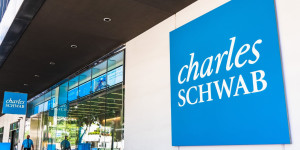 Beitragsbild des Blogbeitrags Analysten halten Charles Schwab für bereit, den Bitcoin-ETF-Markt mit möglichem späten Einstieg aufzumischen. 