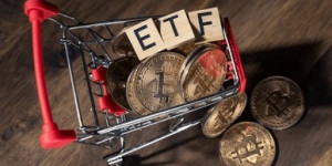 Beitragsbild des Blogbeitrags Bitcoin-ETFs erleben am 12. Tag eine Umkehr, GBTC-Verkäufe verlangsamen sich, Fidelity und Blackrock kassieren 400 Millionen US-Dollar 